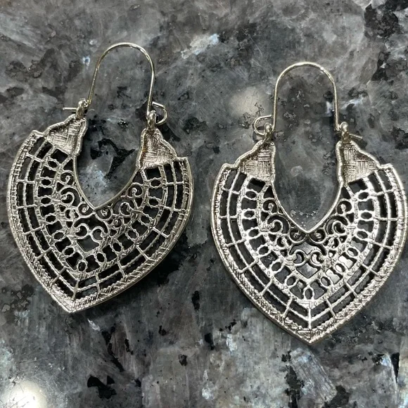 🦋 3/$24 Silver-toned boho teardrop earrings / NWOT - Picture 3 of 3